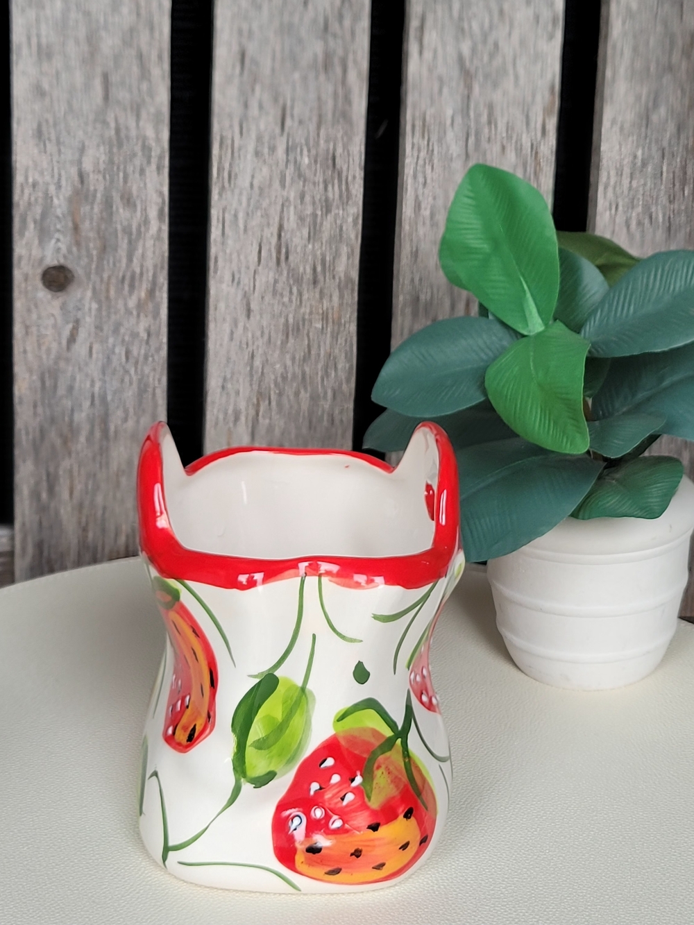 Hand-Painted Strawberry Ceramic Caddy - Red and Green - Ceramicas Anoru - Picture 6 of 10